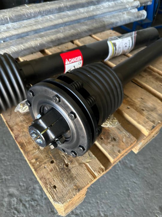 Вал карданный 4-ой серии с фрикционной муфтой 1200Нм с защитным кожухом 380Нм крестовина 27х74,6