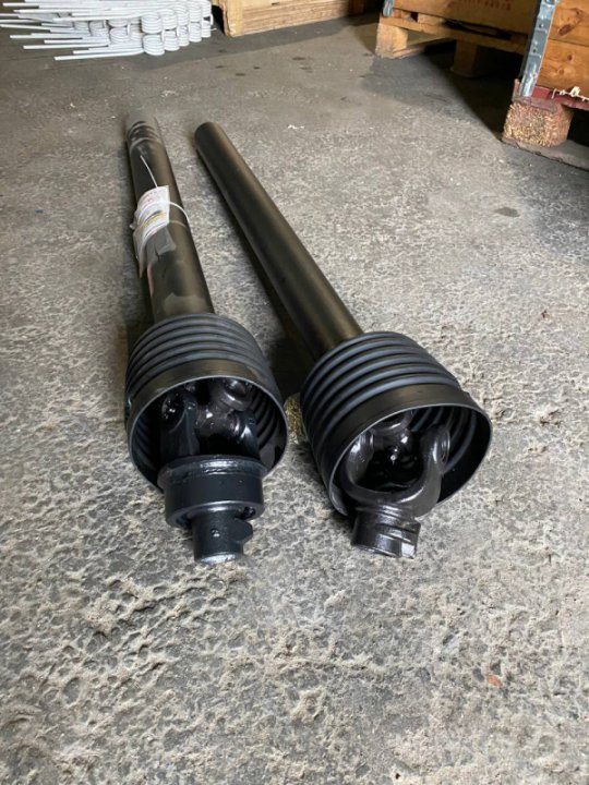 Карданный вал 4-ой серии с обгонной муфтой ЛЕВОГО вращения с защитным кожухом 380Нм L=1000мм крестовина 27х74,6